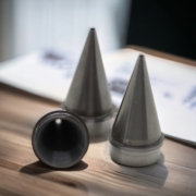 Hartmetalldüse in spitzer Zylinderform auf einem Tisch