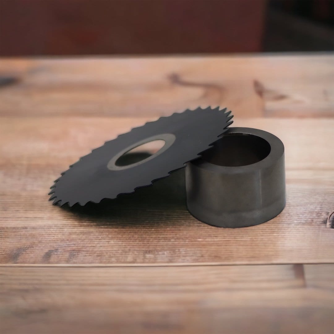 Sägeblatt: Rundschneidemesser auf Holzoberfläche