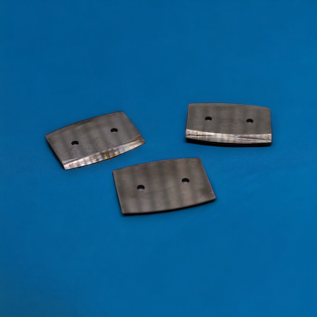 Drei Hartmetallmesser auf blauem Hintergrund