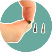 Hand hält geschliffene Düse aus Hartmetall