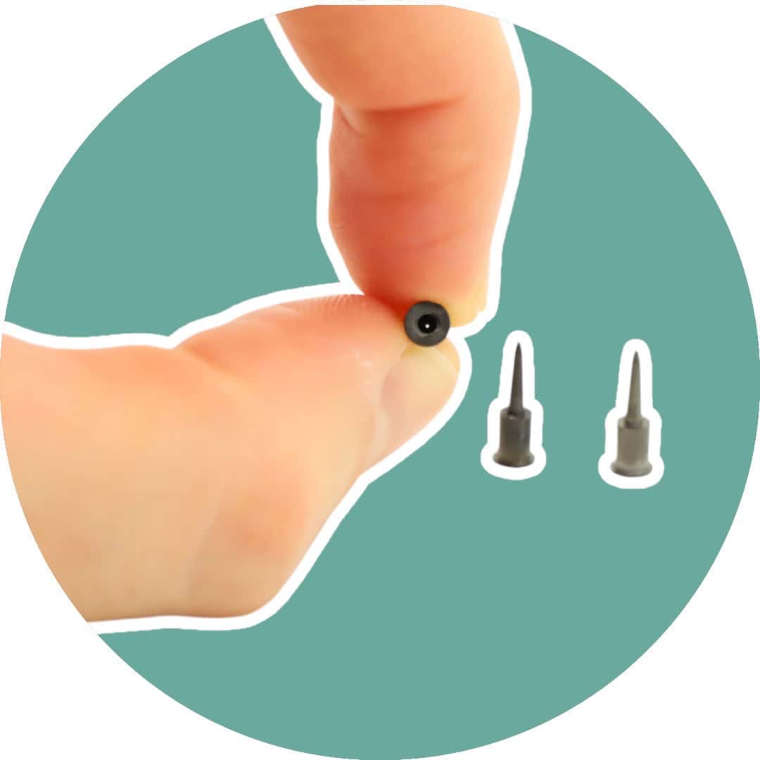 Hand hält geschliffene Düse aus Hartmetall